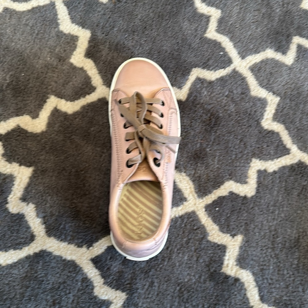 Taos Plim Soul Luxe leather sneakers, like new! Size 8.5 women’s - Picture 3 of 6